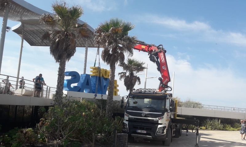 Levage à Valras avec le camion porteur 30T de l'entreprise ADLTP