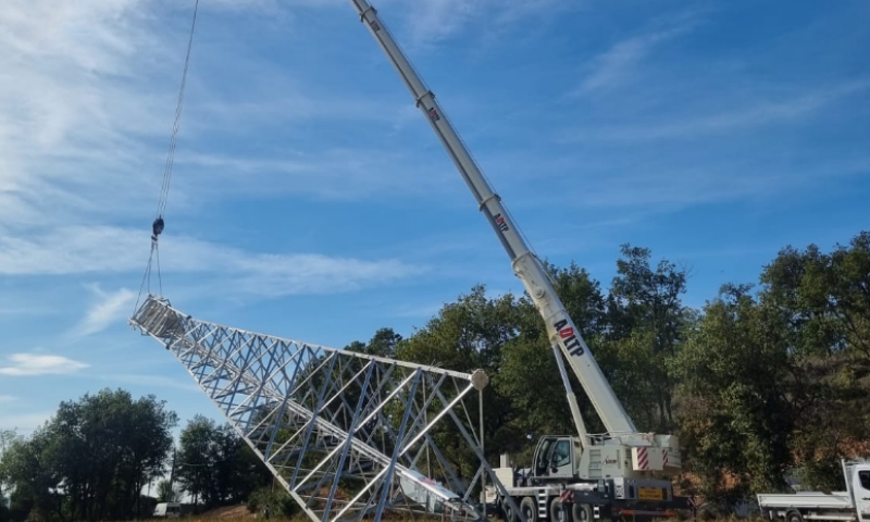 Levage d'un poteau électrique par ADLTP avec une grue mobile 100T